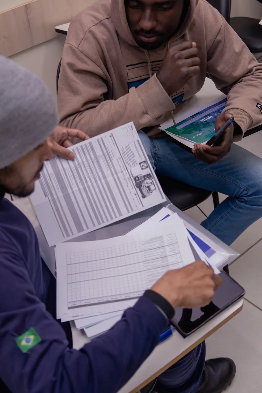 Participantes analisando documentos de um evento durante o grupo de trabalho