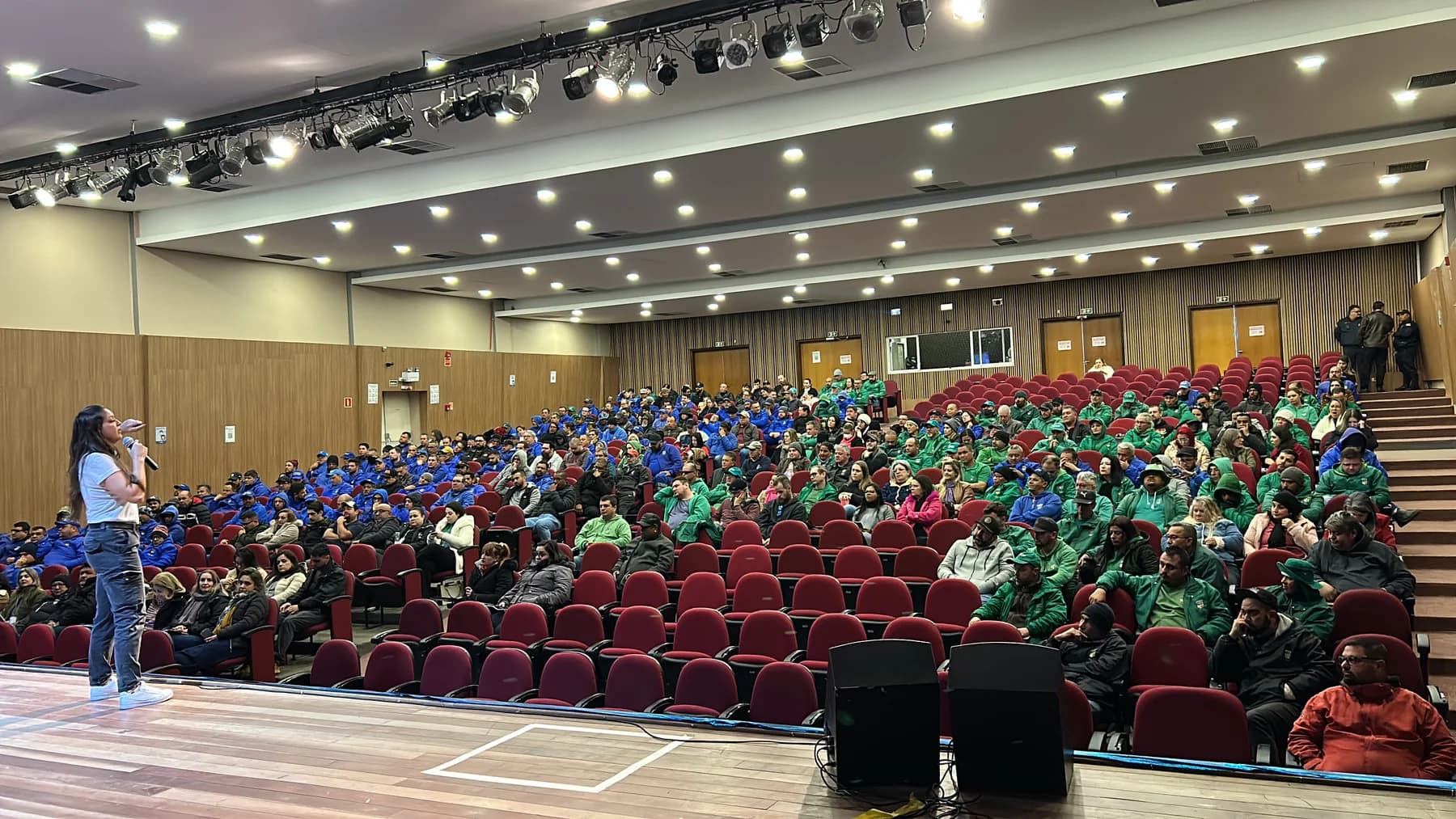 Palestra interativa da Pensar Crítico em um auditório lotado