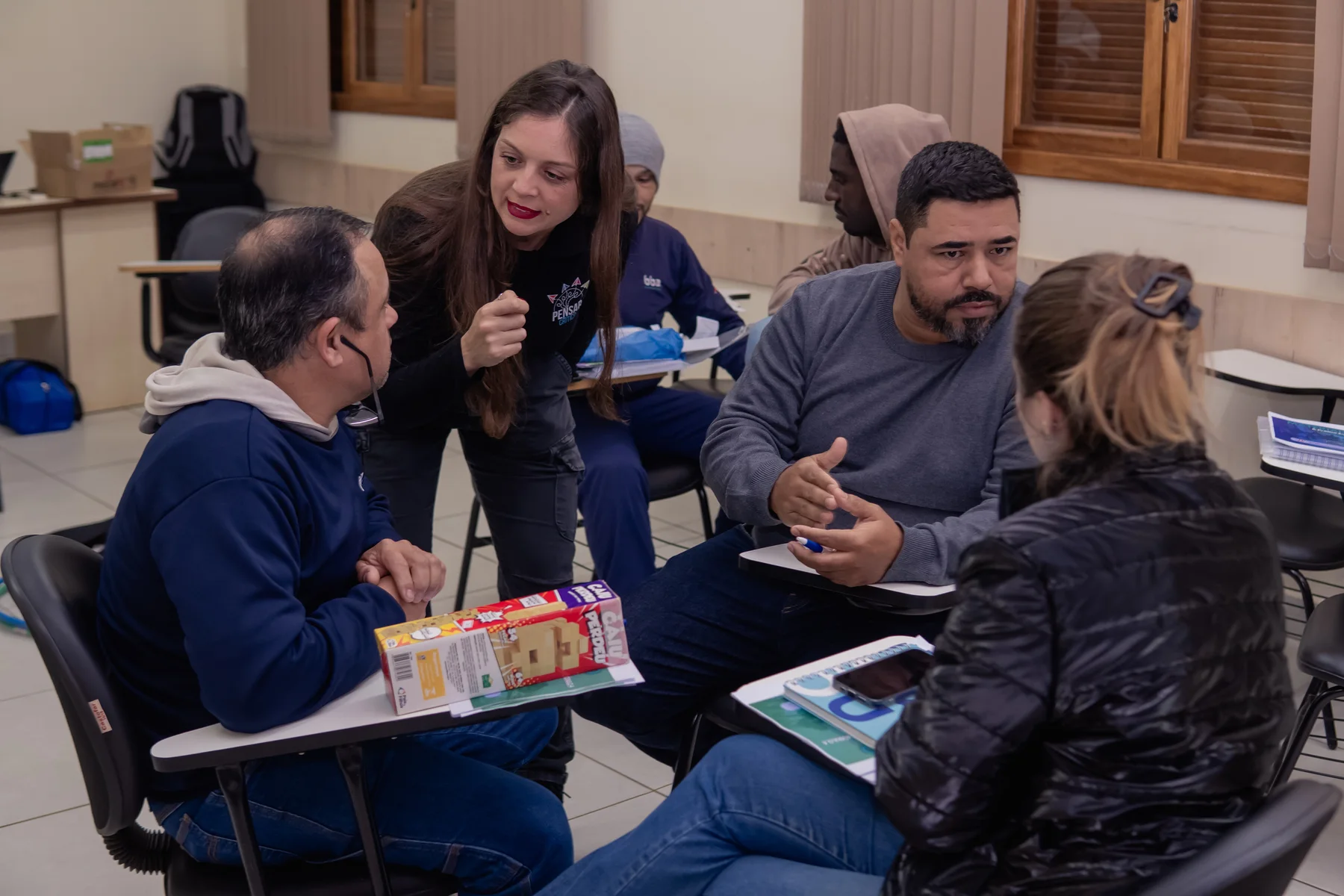Raffa conduzindo um treinamento com participantes em grupo
