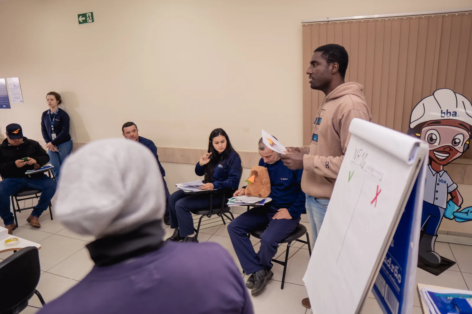 Grupo de trabalho em roda durante uma análise, com flip chart