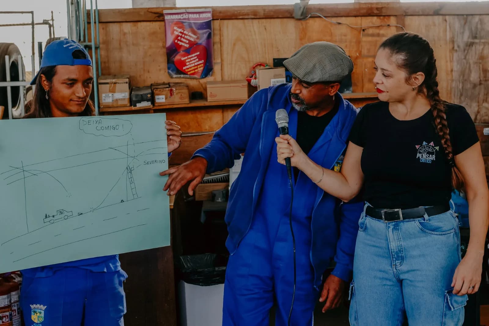 Participantes apresentando no flip chart o que o grupo construiu