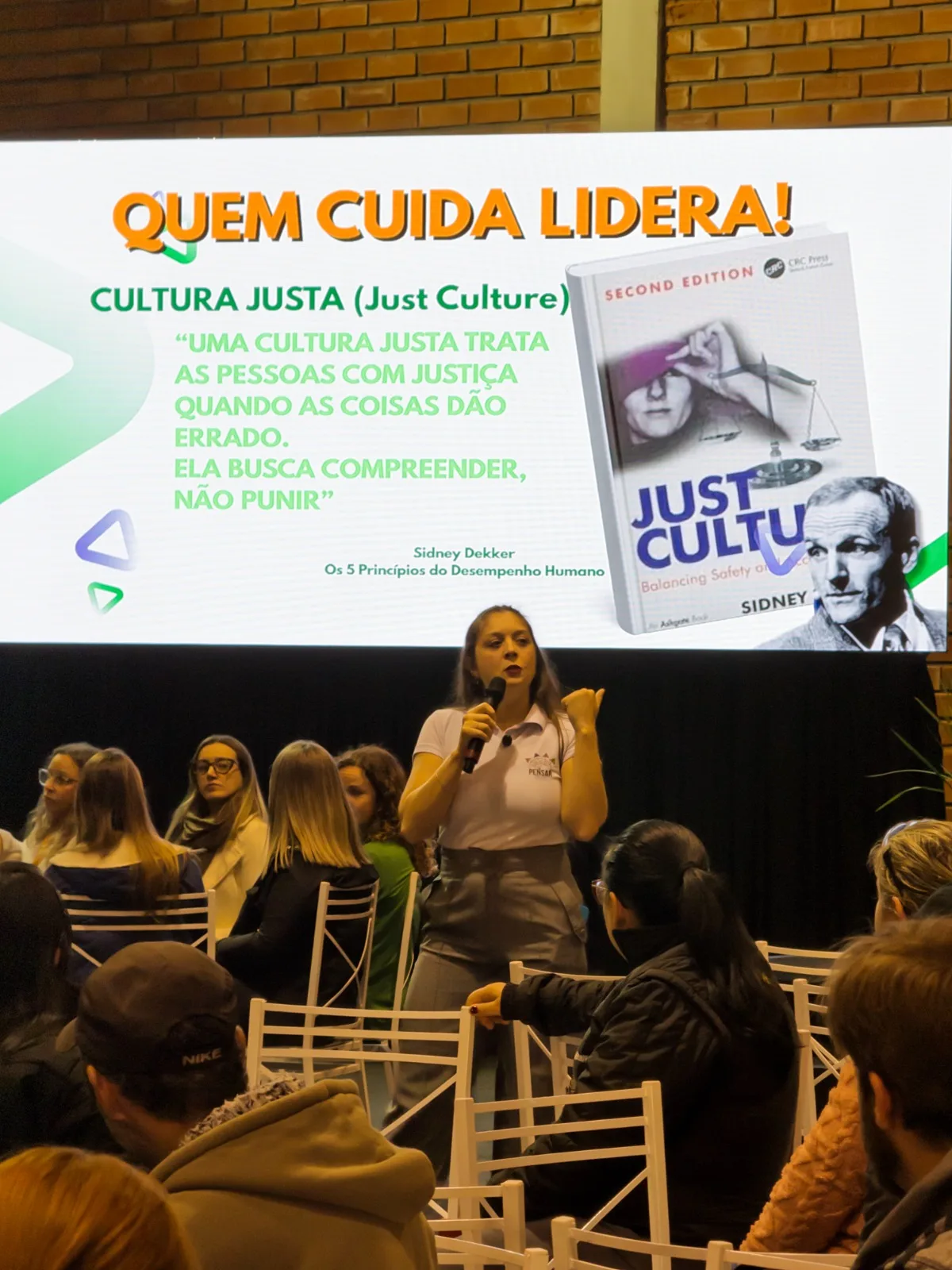 Palestra interativa com o tema Quem cuida lidera