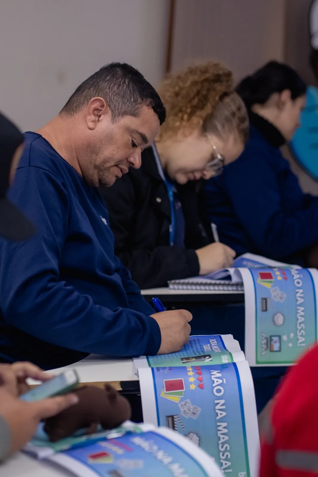 Participantes analisando cartazes em grupo durante uma dinâmica